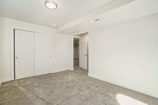 Building Photo - 100 Sunflower Dr