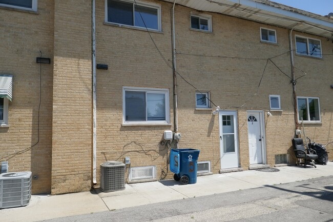 Building Photo - 5 E Judith Ann Dr