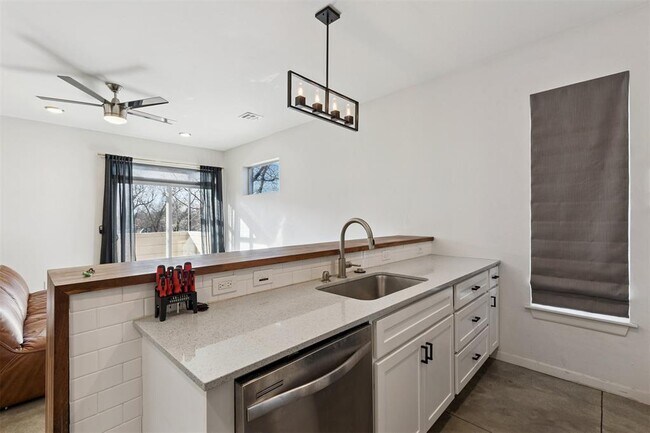 Building Photo - 1008 N Francis Ave