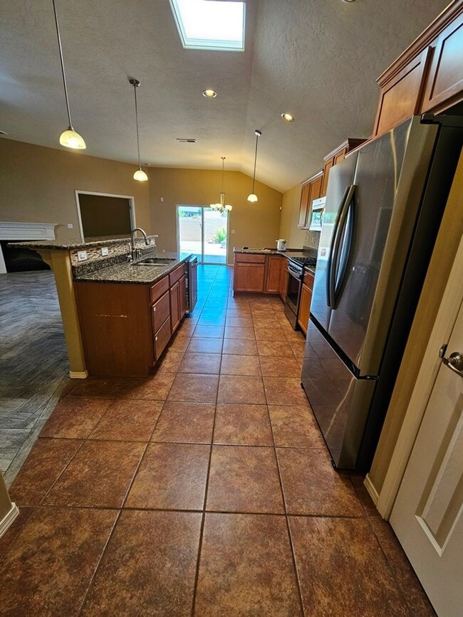 Building Photo - Beautiful Golf Course Area Home with 4 Bed...