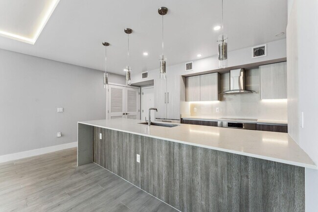 Building Photo - 111 SE 1st Ave