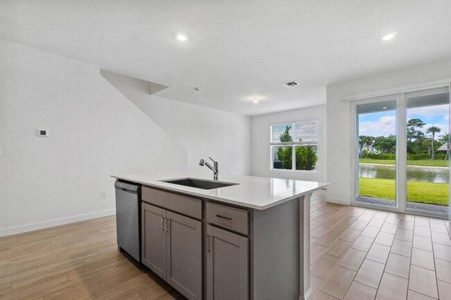 Building Photo - Lakeshore at the Fountains