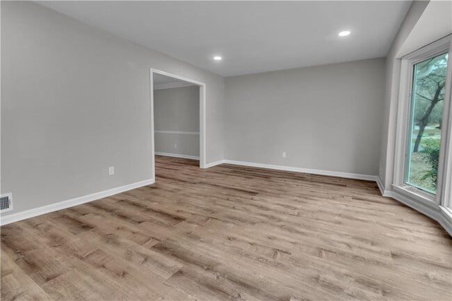 Building Photo - 4497 Glenforest Dr NE