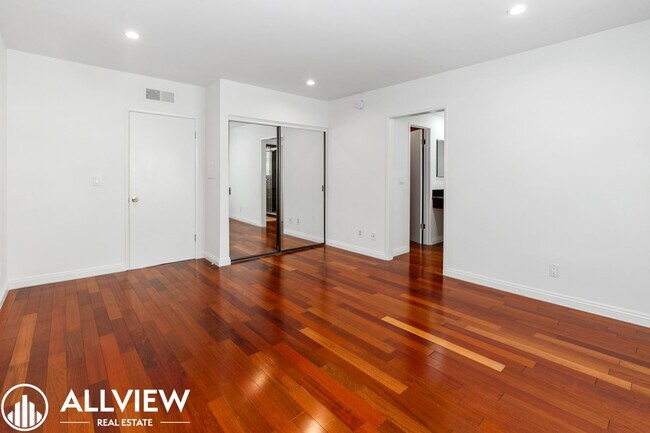 Building Photo - Beautifully Upgraded 2-Bed, 3-Bath Townhou...