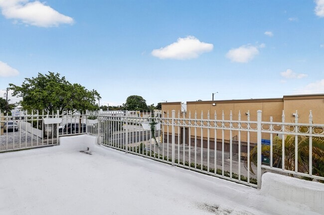 Building Photo - 412 El Prado
