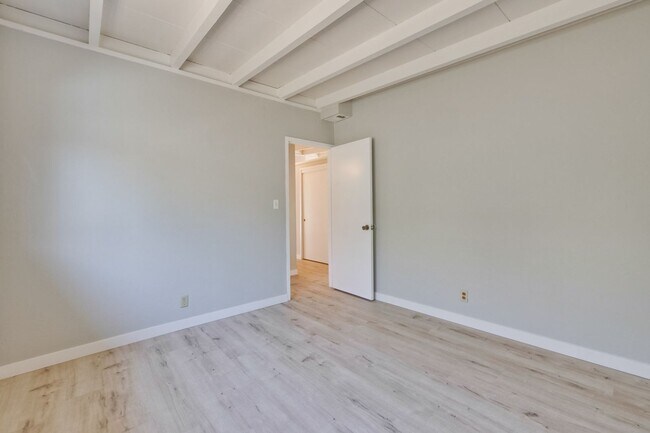 Building Photo - 3049 Harding Ave