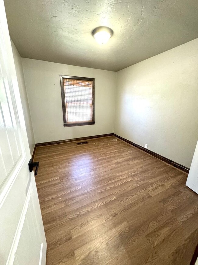 Building Photo - Charming Bungalow with Large Fenced Backya...