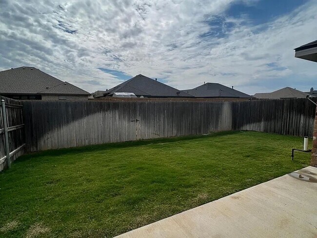 Building Photo - Beautiful 2 bed/2 bath/2 car garage Townhome!