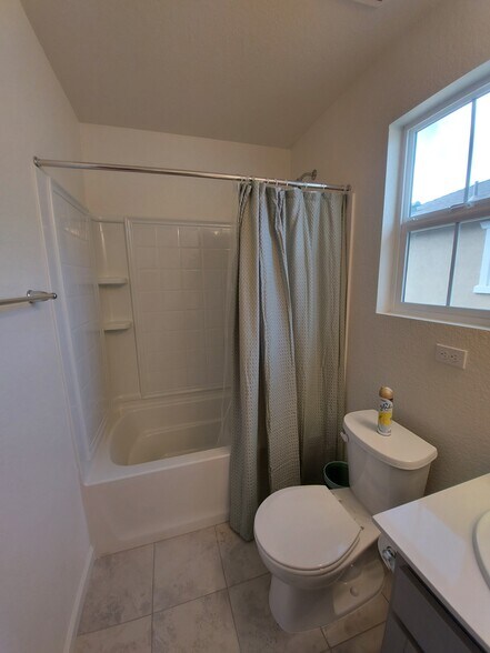 Common bathroom - 2nd floor - 7862 Paseo de Daly