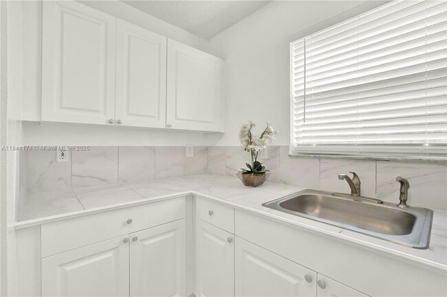 Building Photo - 941 SW 7th Ct