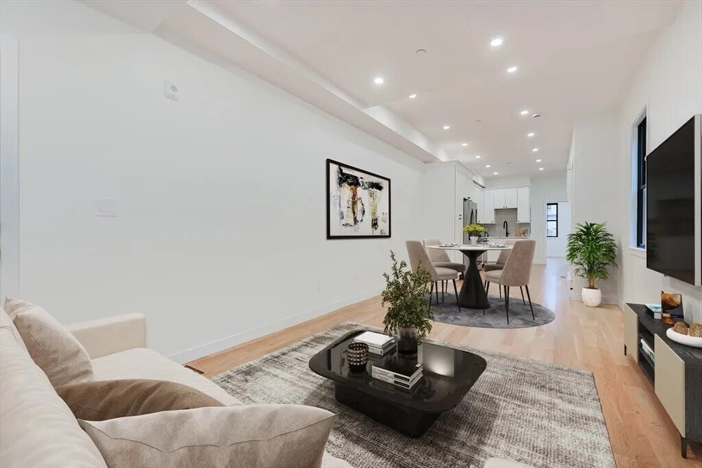 Building Photo - 12 George St