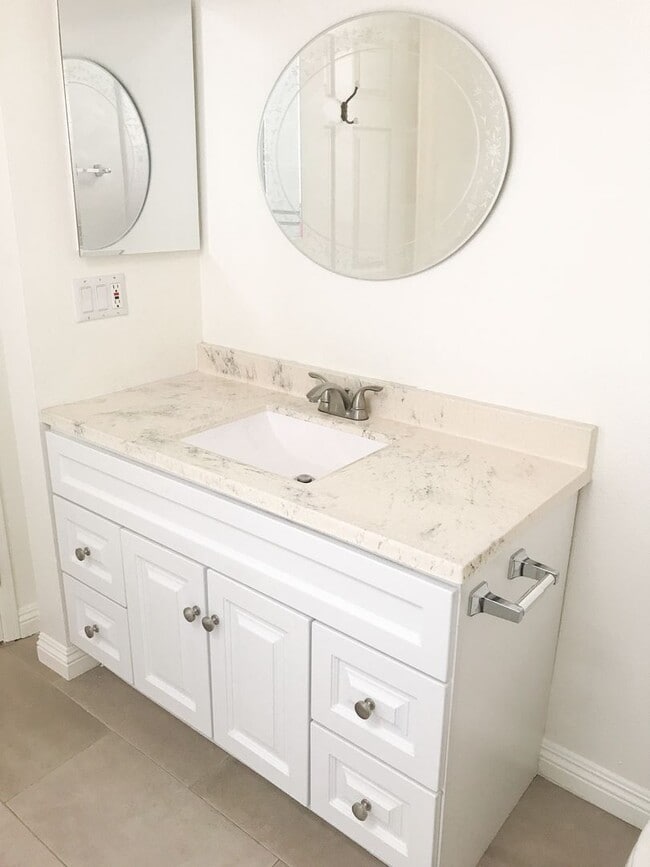 Building Photo - 3 Bedroom 2.5 bath Townhome