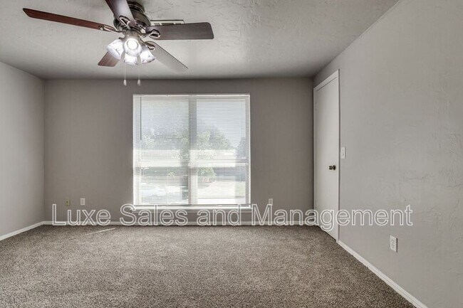 Building Photo - 13813 Fairhill Ave