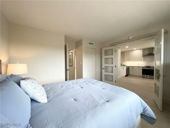 Building Photo - 12945 Vanderbilt Dr