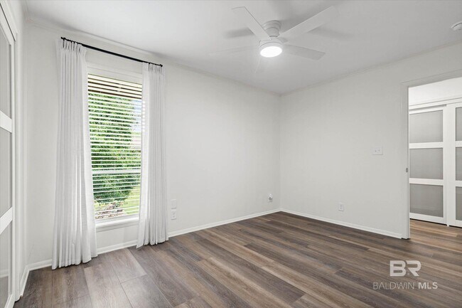 Building Photo - 2024 Sea Cliff Dr N