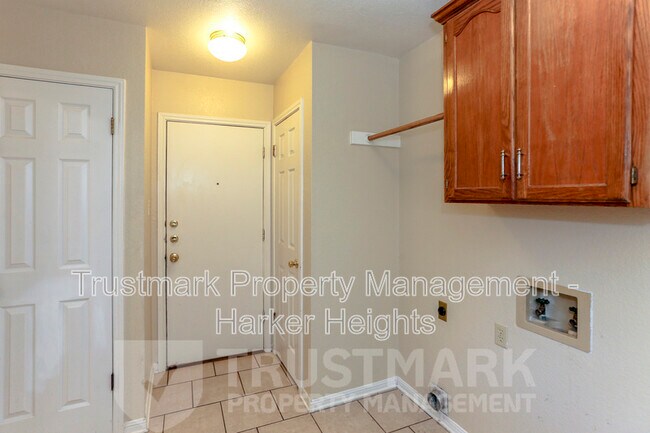 Building Photo - 800 Silver Creek Dr