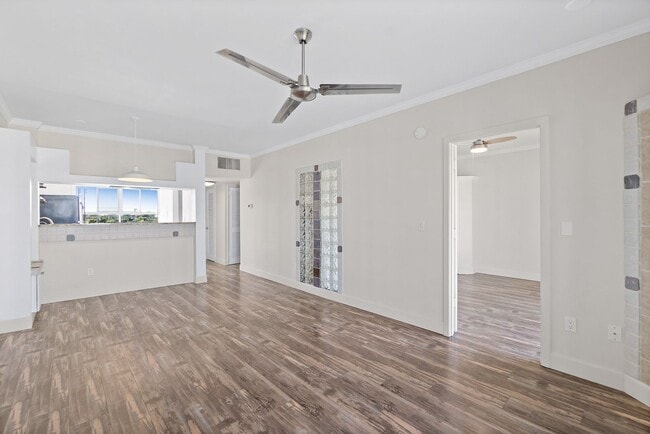 Building Photo - Spacious Riverview 1B/1B Condo