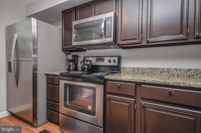 Building Photo - 27 Cross Country Ct