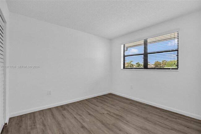 Building Photo - 9785 Nob Hill Ct