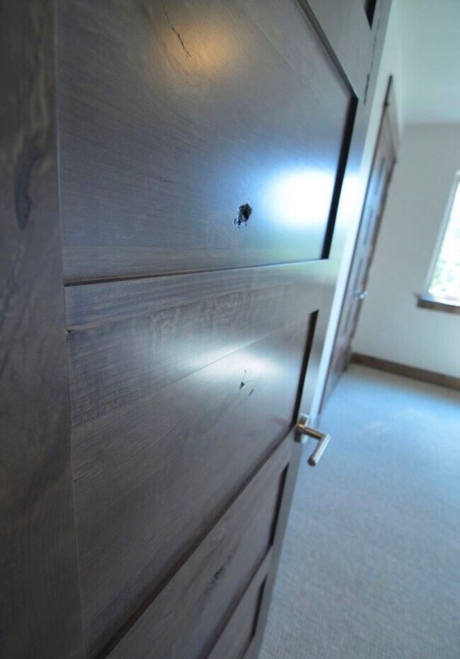 Building Photo - End Unit 3 Bedroom 2 Bathroom Condo