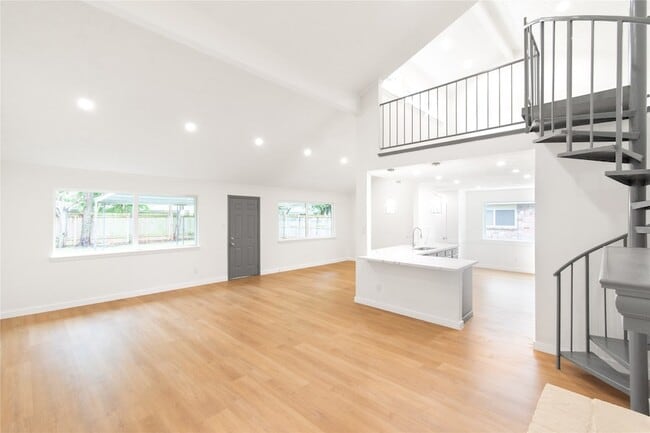 Building Photo - 15707 Amapola Dr