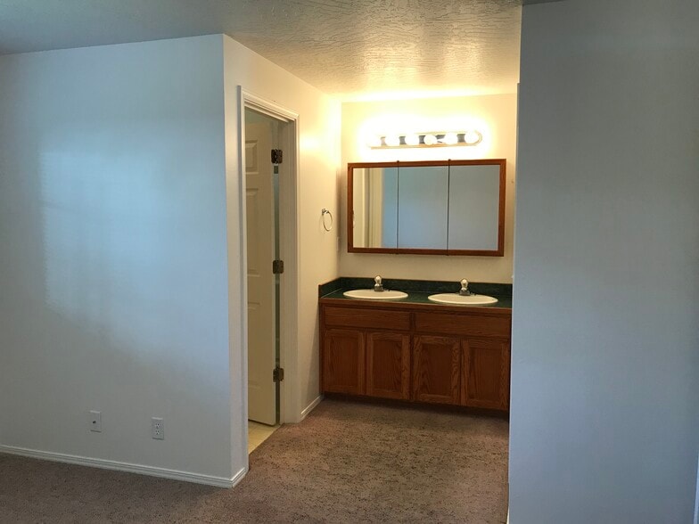 Building Photo - 1090 Cedar Ct