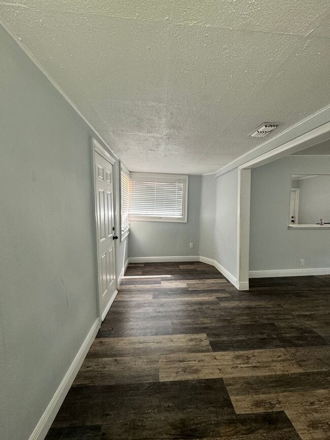 Building Photo - 2 Bedroom 1 Bath near Busch Garden
