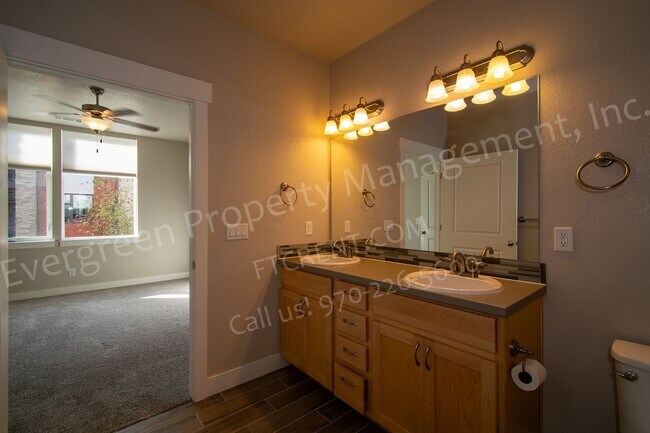 Building Photo - 2715 Iowa Dr