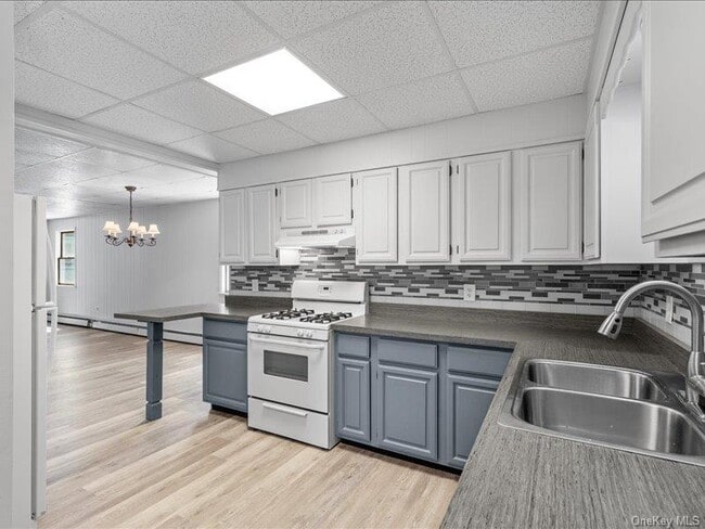 Building Photo - 28 Van Buren St