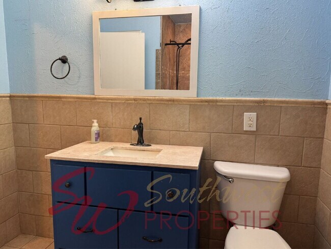 Building Photo - Large 3 bedroom 1 bath close to everything!