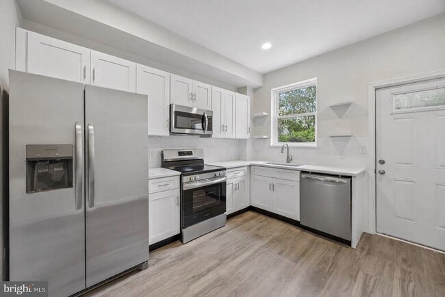 Building Photo - 1359 Crease St