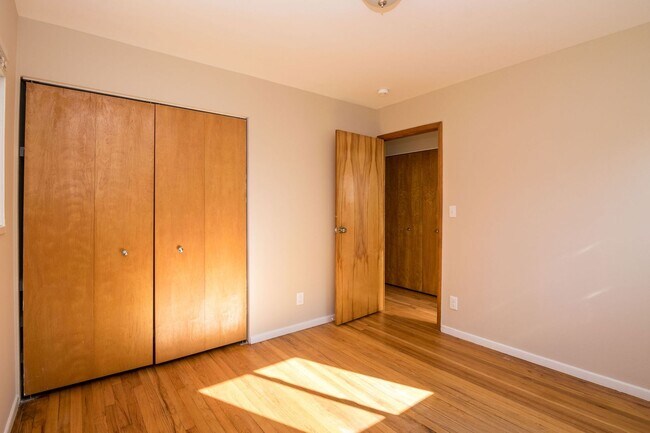 Building Photo - 2420 N Circle Dr