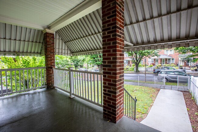 Building Photo - Charming 3 BR/3 BA Semi-Detached Home in F...