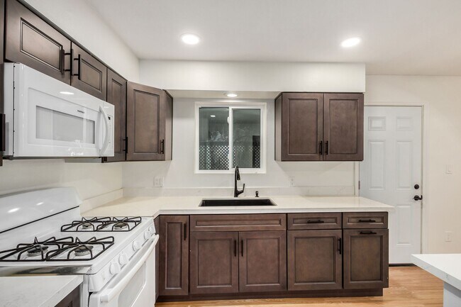 Building Photo - Charming Updated 3 Bed/2 Bath Home in North Central Phoenix