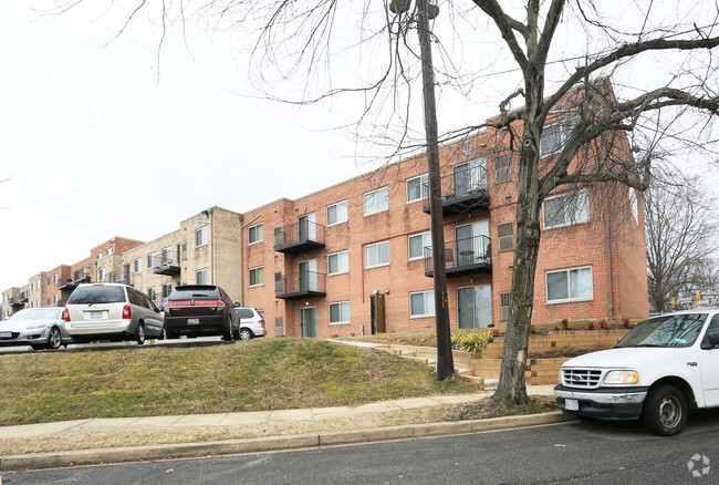 Building Photo - Clermont Apartments