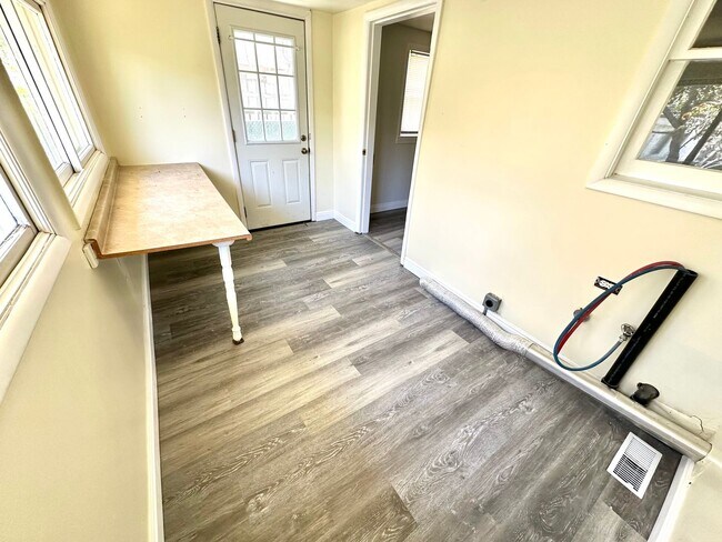 Building Photo - Cozy Price Rental