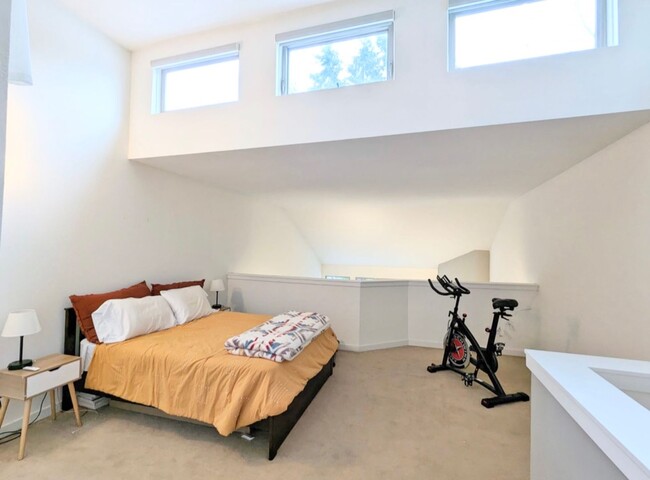 Building Photo - Stunning Sand Point Condo with Loft and Ba...