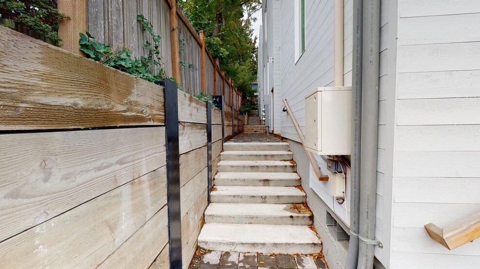 Building Photo - Chic Wallingford townhouse near Gas Works Park