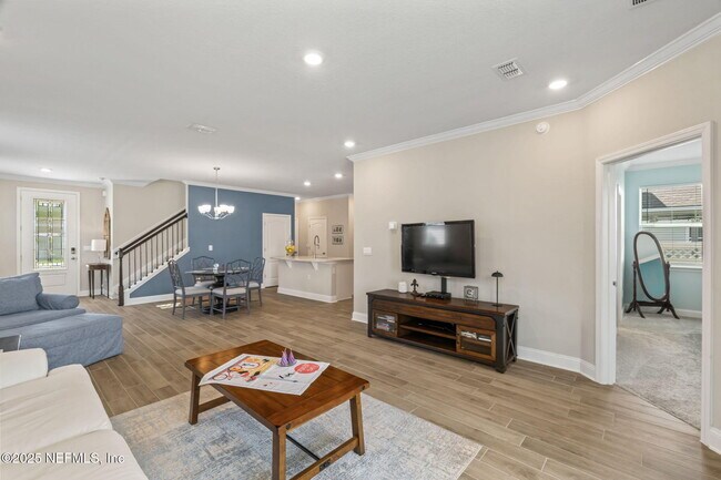 Building Photo - 121 Thistleton Wy