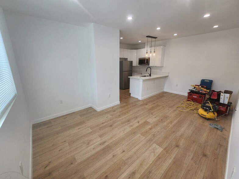 Building Photo - 10940 Oxnard St