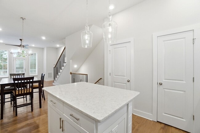 Building Photo - Modern Townhome in the Heart of Plaza Midw...