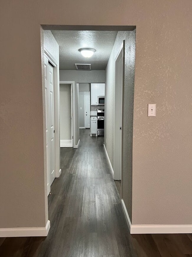 Building Photo - Beautifully Renovated 3 Bed, 1 Bath House