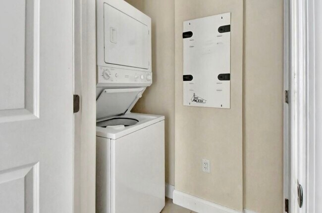 Building Photo - 241 Riverside Dr