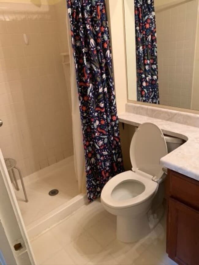 Building Photo - Huge room in a large shared home, private bathroom, great neighborhood, friendly roommates!