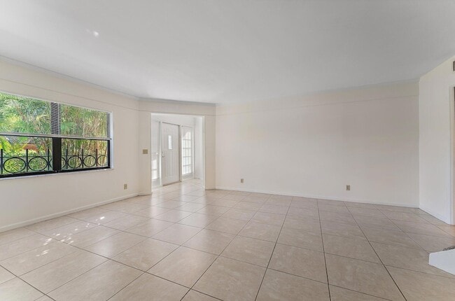 Building Photo - 3 Uno Lago Dr