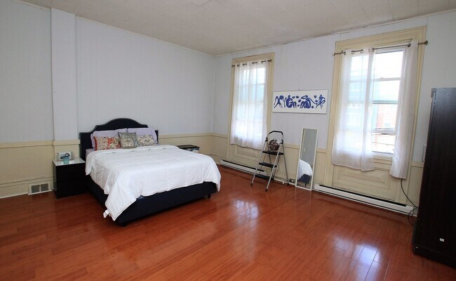 Building Photo - 454 E Girard Ave