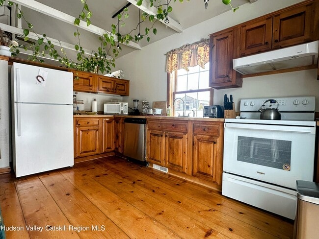 Building Photo - 240 Crest Ln