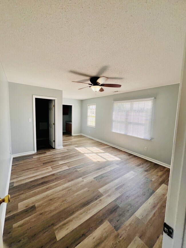 Building Photo - 105 Foxtrail Dr