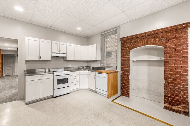 Building Photo - 1502 W Mt Royal Ave