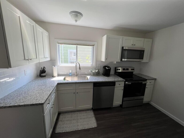 Building Photo - 17 Heather St